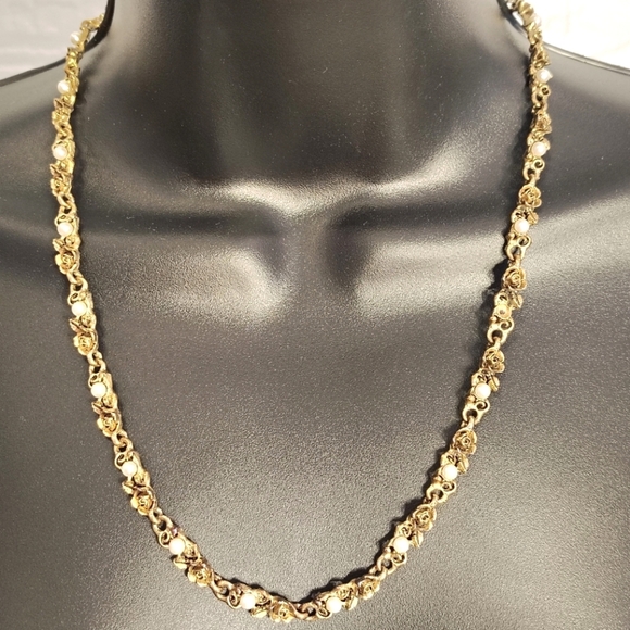 Jewelry - Elegant Vintage Gold and Pearl Necklace With Roses
